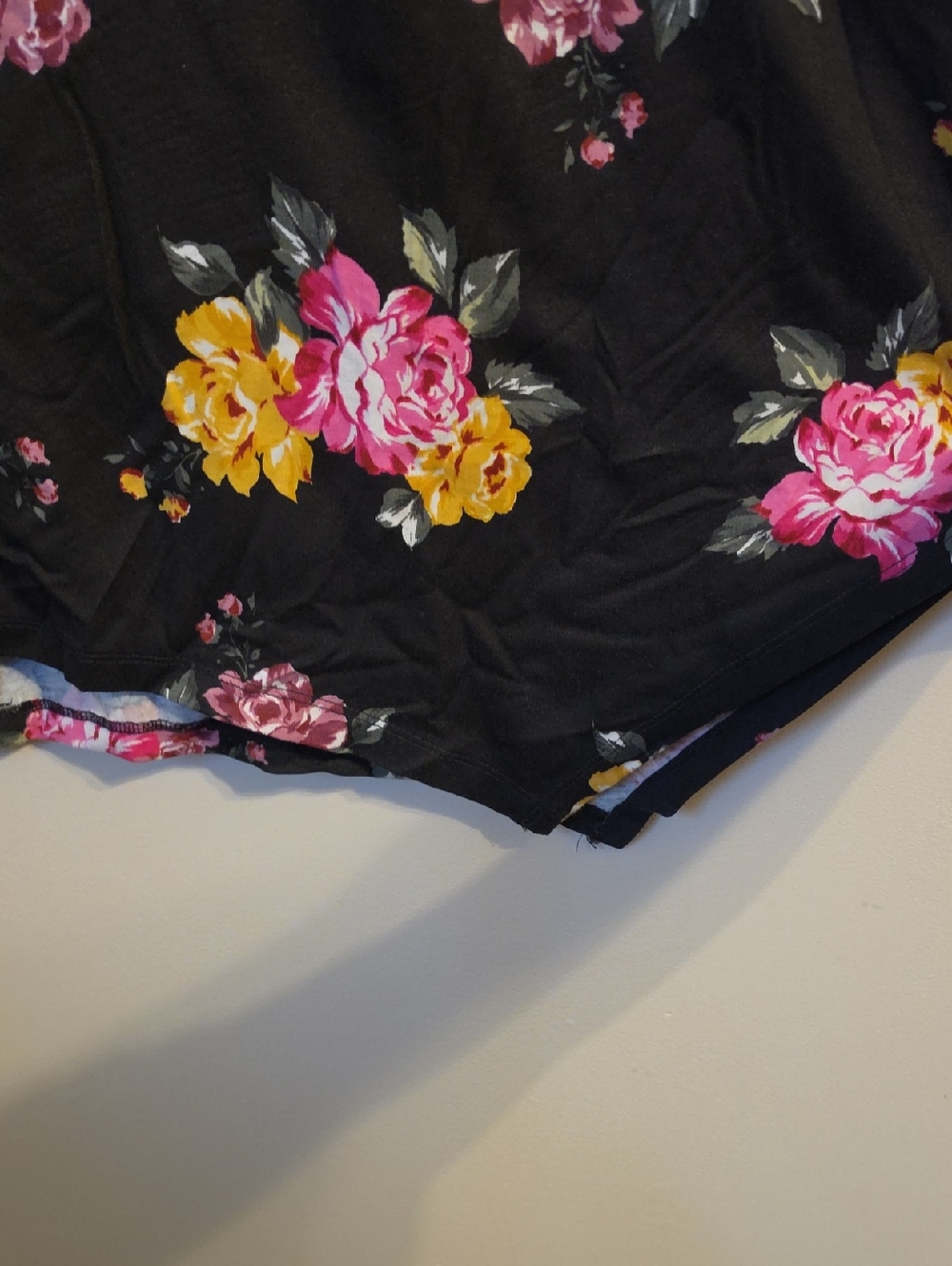 All At Once Black Floral Shark Bite Hem Short Sleeve T Shirt. NWT - Picture 4 of 5